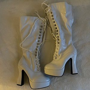WHITE LACEUP BOOTS